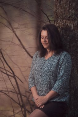 chubbyl kadın, ahşap romantik atmosferde