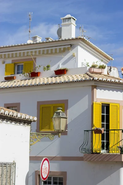 Beyaz Saray ile Portekiz Algarve sarı pencere eşiği