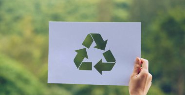 dünya ekoloji kavramı çevre koruma kaydetmek elleri kağıt geri dönüşüm gösteren kesip tutarak