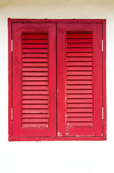 Czerwone okno na białej ścianie Obrazy Stockowe bez tantiem