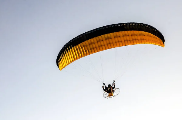 Paramotor létání na obloze — Stock fotografie