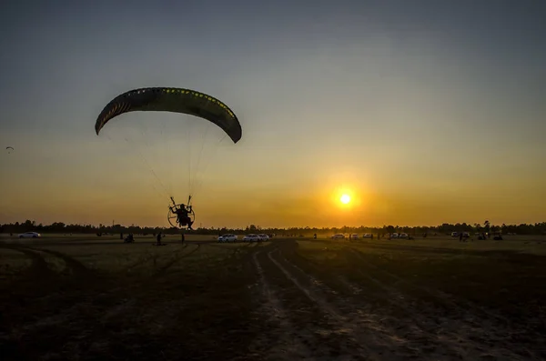 Paramotor létání na obloze — Stock fotografie