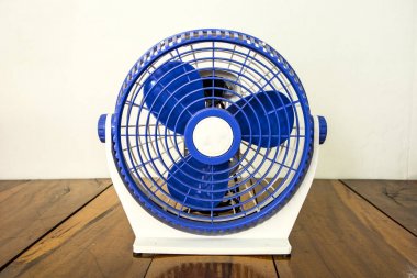 Ahşap zemin üzerinde mavi mini fan