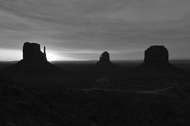 Monument Valley, gündoğumu siyah ve beyaz. Jeoloji cennet. 24 Haziran 2017. Utah. Eeuu. ABD.