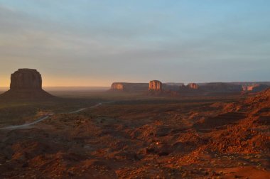 Monument Valley Sunrise adlı. Jeoloji cennet. 24 Haziran 2017. Utah. Eeuu. ABD.