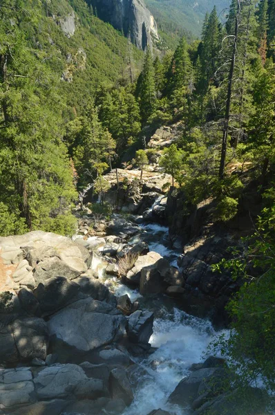 Magnífico Rio Rodeado Por Rochas Infinitas Parque Nacional Yosemite Férias — Fotografia de Stock