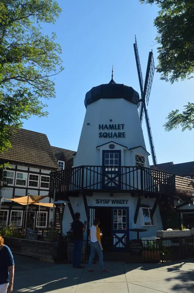 Solvang tipik Danimarka değirmen: Onların tipik Contructions tarihi Danimarka ile Danimarkalılar tarafından kurulan pitoresk bir köy. 03 Temmuz 2017. Solvang, California. Eeuu. ABD.