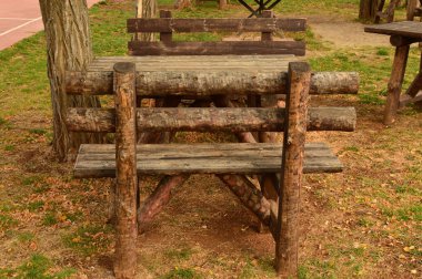 Masa ve sandalye pitoresk bir köy önceki yüzyıllarda Madriguera onun siyah arduvaz çatılar ile tipik. Mimari tatil seyahat kırsal yaşam. 21 Ekim 2017. Madriguera Segovia Castilla Leon. İspanya.