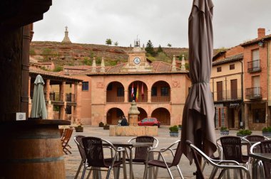 Belediye Binası içinde kasaba Meydanı Ayllon beşik, kırmızı köyleri ek için güzel Ortaçağ Köyü içinde Segovia. Mimari manzara kırsal seyahat. 21 Ekim 2017. Ayllon Segovia Castilla-Leon İspanya.