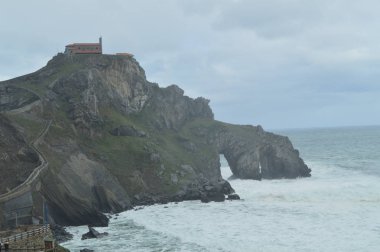 San Juan de Gaztelugatxe Hermitage panoramik görünümü burada Thrones filme oyunu. Mimari doğa manzaralar. 24 Mart 2018. San Juan de Gaztelugatxe. Bermeo, Vizvaya, Bask Ülkesi. İspanya.