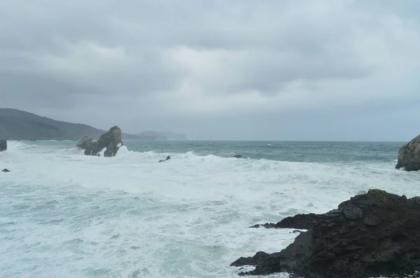 Ураган Hugo Rocks Sea Смущенный Вид Эрмитажа Сан Хуан Gaztelugatxe — стоковое фото
