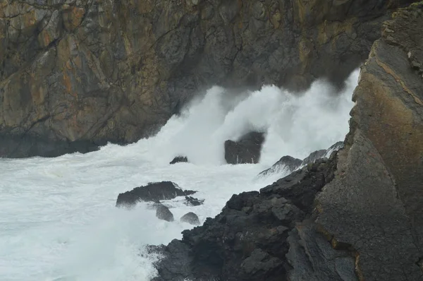 Valientes Olas Rompiendo Contra Las Rocas Donde Ermita San Juan — Foto de Stock