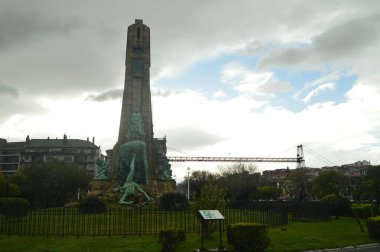 Yağmur başlangıcı ile Getxo bir anıt muhteşem fotoğraf. Mimarlık Tarihi seyahat. 25 Mart 2018. Getxo Vizcaya Köprüsü Bask Ülkesi İspanya.