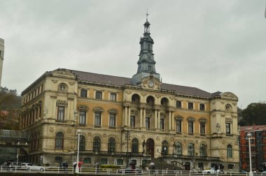 Güzel bina Bilbao City Hall bir çok yağmurlu günde. Mimari seyahat etmek tatil. 25 Mart; 2018. Bilbao Vizcaya Bask ülke İspanya.