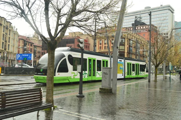 Pintoresco Tranvía Bilbao Paso Por Museo Guggenheim Transporte Vacaciones Viaje —  Fotos de Stock