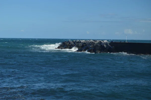 Прекрасный Вид Залив Сан Себастьян Набережной Сильные Волны Загружающиеся Против — стоковое фото