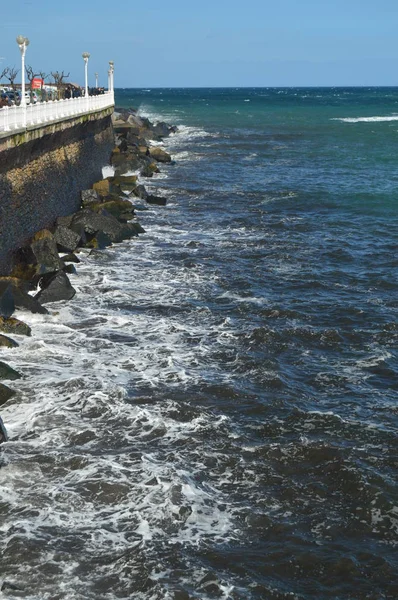 圣塞巴斯蒂安湾的长廊和强烈的海浪装载在您的防波堤在圣塞巴斯蒂安的美妙景色 风景旅游自然 2018年3月26日 老城区 Donosti Guipuzcoa Basque 乡西班牙 — 图库照片