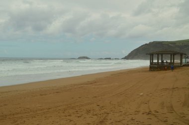 Güzel plaj, Zarauz bir yağmurlu günde güçlü Rüzgar tarafından geçici Hugo neden ile. Manzara seyahat doğa. 26 Mart 2018. Zarautz Guipuzcoa Bask Ülkesi İspanya.