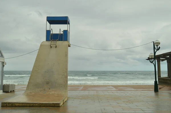 Krásná Pláž Zarauz Jeho Malebné Vysoké Příspěvky Plavčíků Deštivý Den — Stock fotografie