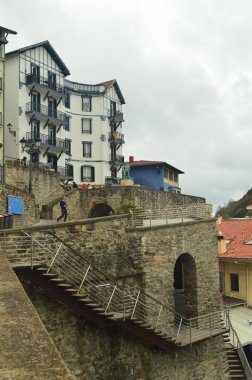 Pitoresk ve tipik Getaria müstahkem şehir bina. Mimari Orta Çağ seyahat. 26 Mart 2018. Getaria Guipuzcoa Bask Ülkesi İspanya.
