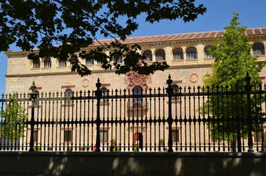 Alcala De Henares ön cephe Başpiskopos bina. Mimari seyahat öyküsü. 5 Mayıs 2018. Alcala De Henares Madrid İspanya.