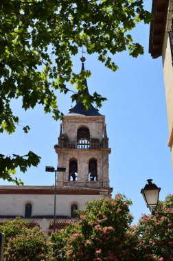 Çan kulesi Alcala De Henares Katedrali. Mimari seyahat öyküsü. 5 Mayıs 2018. Alcala De Henares Madrid İspanya.