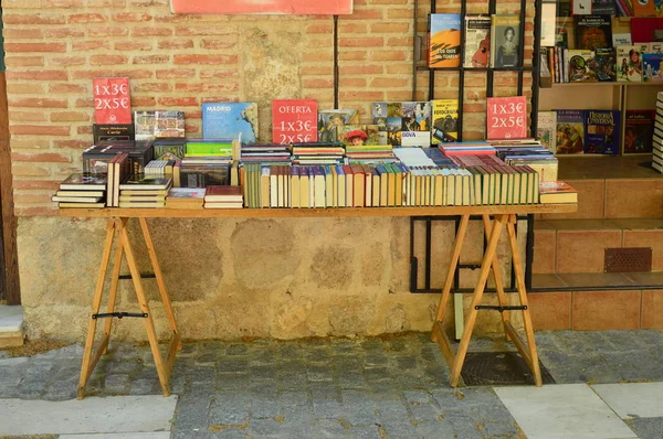 Harika Kitap Standı Alcala Henares Sokaklarında Mimari Seyahat Öyküsü Mayıs — Stok fotoğraf