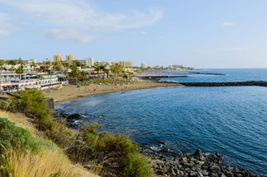 Las Americas Sahili 'nin güzel hava manzarası. 11 Nisan 2019. Santa Cruz de Tenerife İspanya Afrika. Seyahat Turizmi Sokak Fotoğrafçılığı.