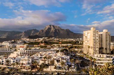 Las Americas Sahili 'ni çevreleyen muhteşem Volkanik Dağ. 11 Nisan 2019. Santa Cruz de Tenerife İspanya Afrika. Seyahat Turizmi Sokak Fotoğrafçılığı.
