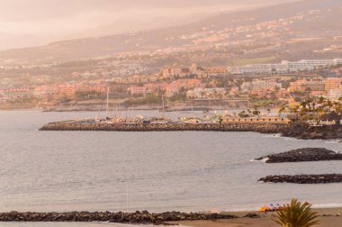 Körfezi arka plan olarak gören Playa De Las Amerika 'daki liman. 11 Nisan 2019. Santa Cruz de Tenerife İspanya Afrika. Seyahat Turizmi Sokak Fotoğrafçılığı.
