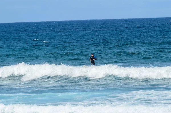 Ισπανική Μπρουνέτ Μαν Πιάσει Κύματα Στην Παραλία Του Λας Αμέρικαν — Φωτογραφία Αρχείου
