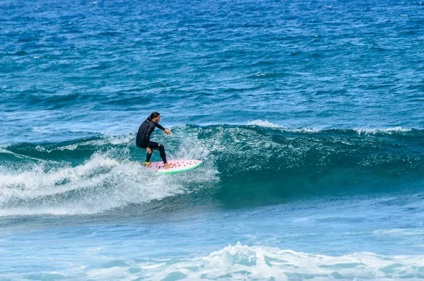 Homem Morena Hispânica Com Pigtail Catching Waves Las Americas Beach — Fotografia de Stock