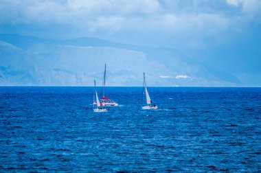 Eğlence tekneleri Las Americas Sahili 'nde La Gomera Adası' nın tadını çıkarıyor. 11 Nisan 2019. Santa Cruz de Tenerife İspanya Afrika. Seyahat Turizmi Sokak Fotoğrafçılığı.