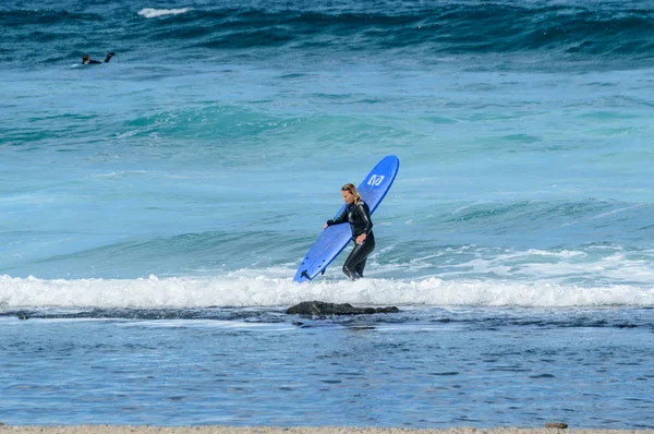 Surfista Com Cabelos Loiros Longos Saindo Água Mar Com Sua — Fotografia de Stock