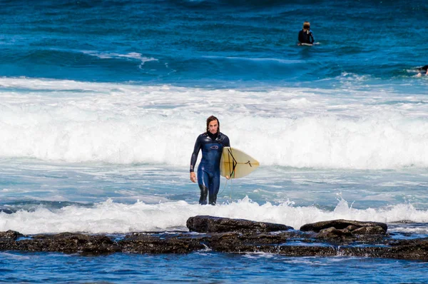 Surfer Blond Włosami Żółtą Deską Opuszcza Ocean Atlantycki Dniu Fal — Zdjęcie stockowe