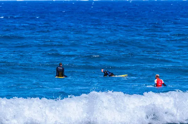 Grupa Surferów Czeka Szczycie Stołu Aby Przerwać Fale Plaży Las — Zdjęcie stockowe