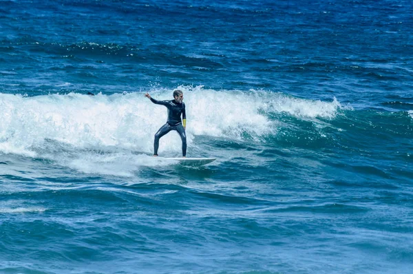 Gray Haid Brunette Man Γενειάδα Breaking Waves Στην Παραλία Της — Φωτογραφία Αρχείου