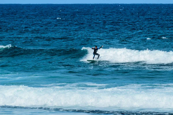 Spanyol Barna Férfi Hullámokat Fog Las Americas Beach 2019 Április — Stock Fotó