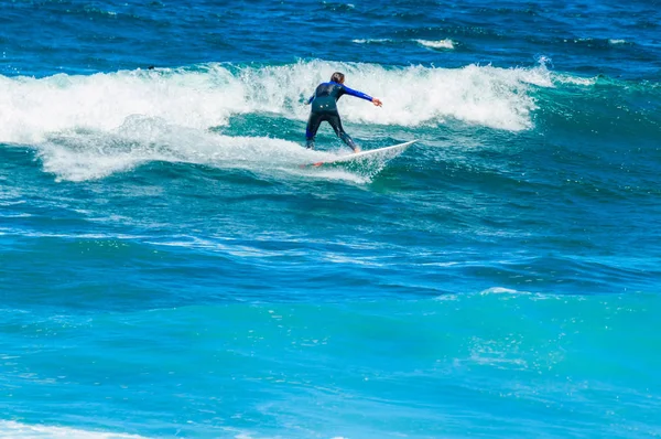 Spanyol Barna Férfi Hullámokat Fog Las Americas Beach 2019 Április — Stock Fotó