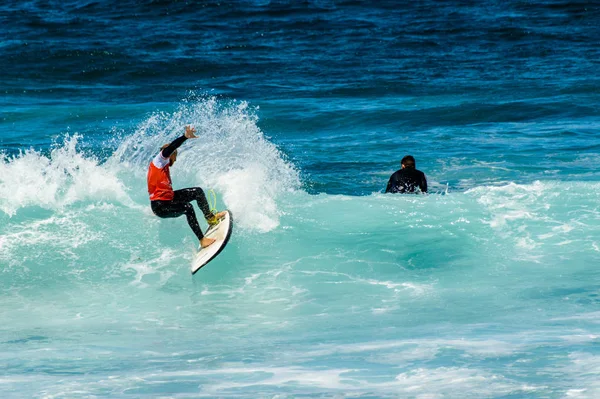 Homem Ruivo Com Ondas Ruptura Barba Las Americas Beach Abril — Fotografia de Stock