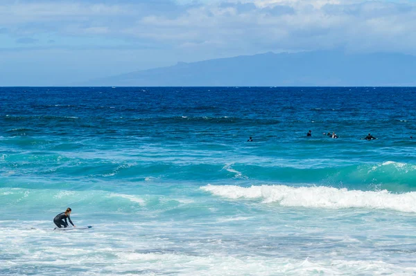 Mulher Morena Cabelo Longo Entrando Oceano Atlântico Para Surfar Ondas — Fotografia de Stock