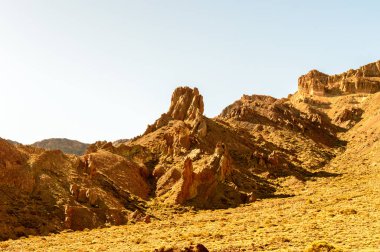 Centennial Lav Kayalıkları oluşumları El Teide Ulusal Parkı 'nda güneşli ve çok açık bir günde. 13 Nisan 2019. Santa Cruz de Tenerife İspanya Afrika. Seyahat Turizmi Sokak Fotoğrafçılığı.