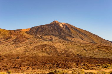El Teide Ulusal Parkı 'nda güneşli ve çok açık bir günde en yüksek zirve. 13 Nisan 2019. Santa Cruz de Tenerife İspanya Afrika. Seyahat Turizmi Sokak Fotoğrafçılığı.