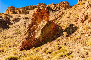 El Teide Ulusal Parkı 'nda güneşli ve açık bir günde kraliçe ayakkabısı olarak bilinen kaya oluşumu. 13 Nisan 2019. Santa Cruz de Tenerife İspanya Afrika. Seyahat Turizmi Sokak Fotoğrafçılığı.