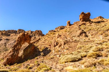 El Teide Ulusal Parkı 'nda güneşli ve açık bir günde kraliçe ayakkabısı olarak bilinen kaya oluşumu. 13 Nisan 2019. Santa Cruz de Tenerife İspanya Afrika. Seyahat Turizmi Sokak Fotoğrafçılığı.