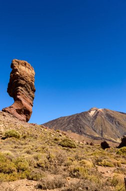 El Teide Ulusal Parkı 'nda güneşli ve açık bir günde Roque Cinchado' nun arkasındaki en yüksek zirve. 13 Nisan 2019. Santa Cruz de Tenerife İspanya Afrika. Seyahat Turizmi Sokak Fotoğrafçılığı.