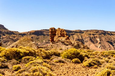 El Teide Ulusal Parkı 'nda güneşli ve açık bir günde güzel bir volkanik kaya oluşumunun portresi. 13 Nisan 2019. Santa Cruz de Tenerife İspanya Afrika. Seyahat Turizmi Sokak Fotoğrafçılığı.