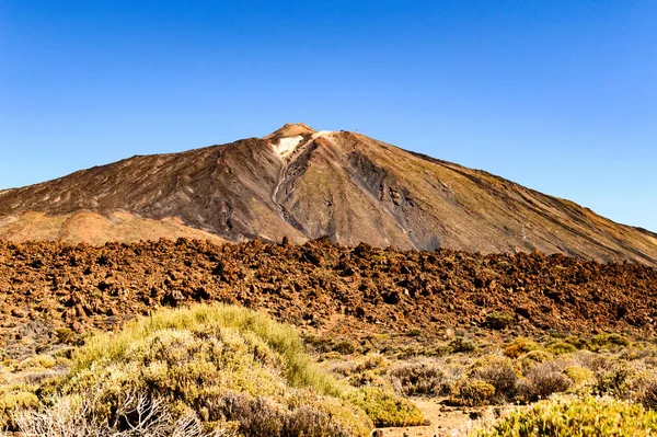 Vetta Più Alta Dietro Rocce Laviche Aride Una Giornata Soleggiata — Foto Stock