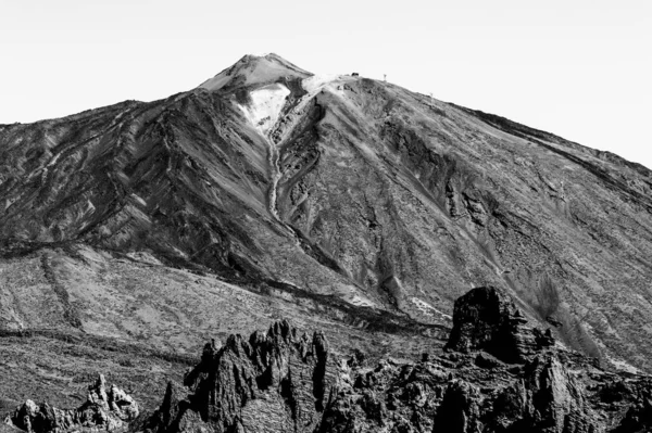 Tiro Preto Branco Pico Mais Alto Por Trás Formações Rochas — Fotografia de Stock