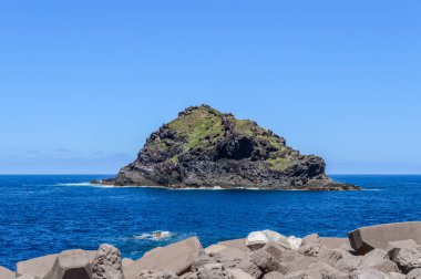 Roque de Garachico 'nun Ulusal İlgi Alanı ve Doğal Anıtı' nın güzel manzarası. 14 Nisan 2019. Garachico, Santa Cruz De Tenerife İspanya Afrika. Seyahat Turizmi Sokak Fotoğrafçılığı.